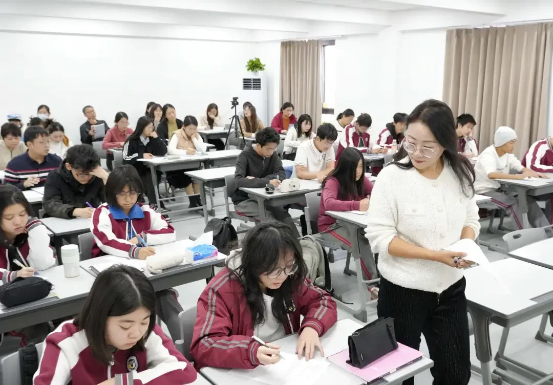北外同文外国语学校招生与学费观察:AI课堂释放哪些课程信号