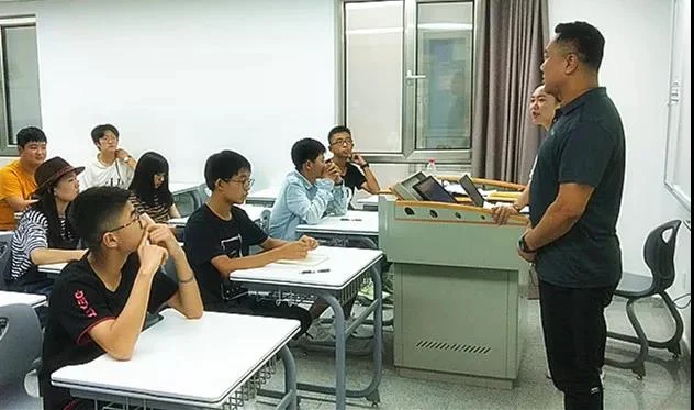 北外同文素材 家校合力,共创未来∣我校喜迎新生报到,召开2019级新生家长见面会