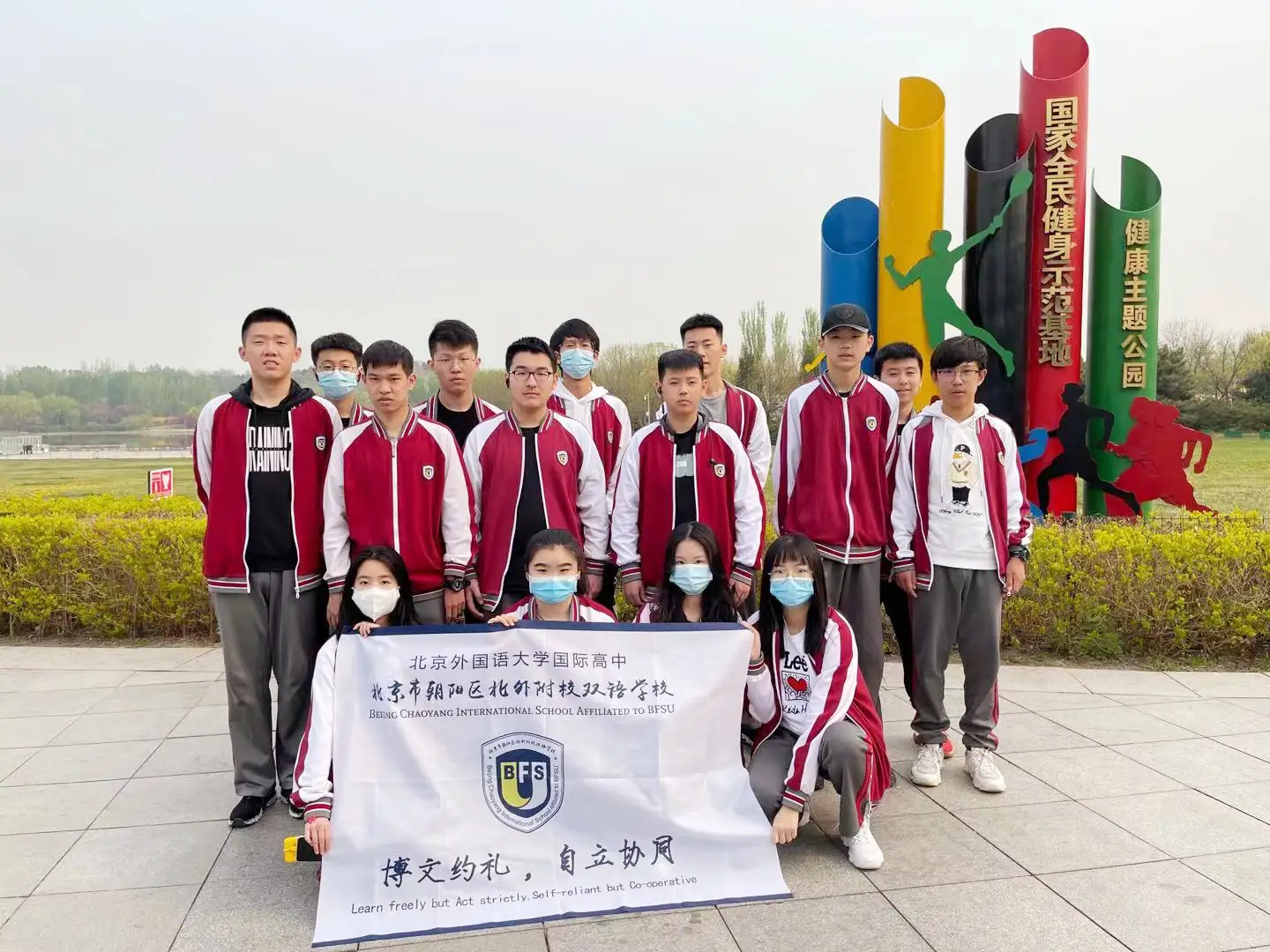 北外同文素材 心之所向,携手同行,我校15名同学与盲人跑者携手奔跑五公里,为公益活动奉献爱心