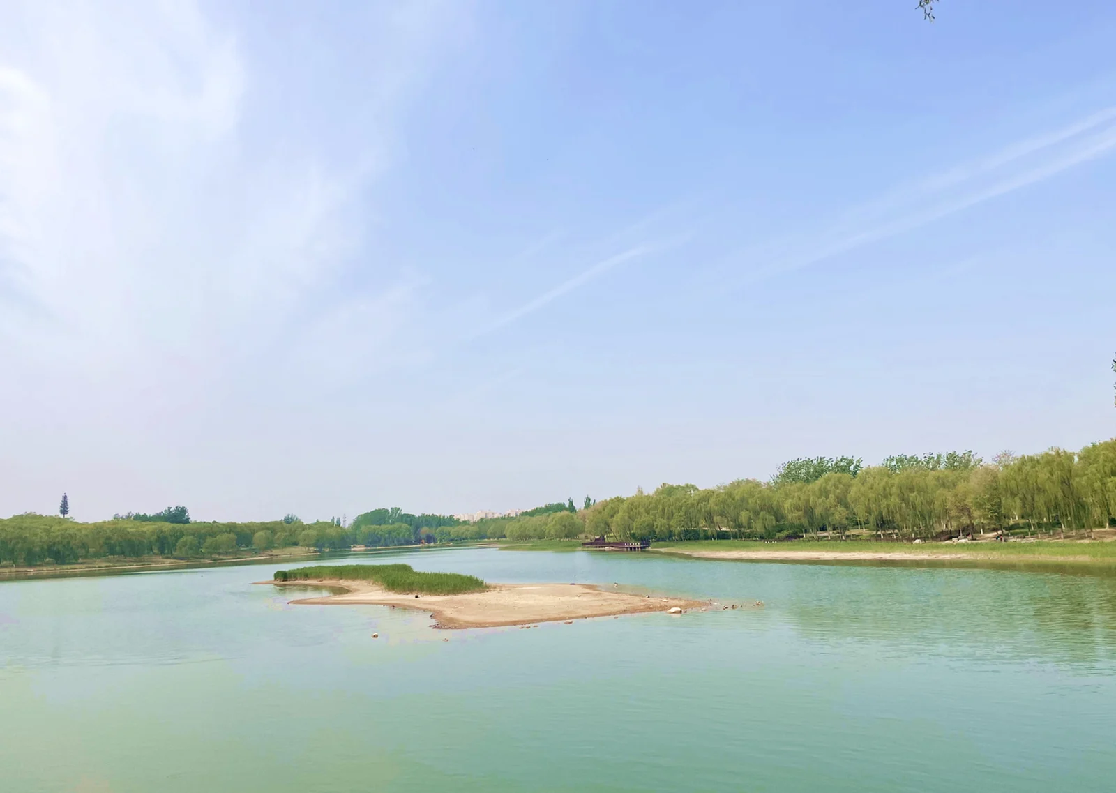 北外同文素材 湖光潋滟,春色怡人