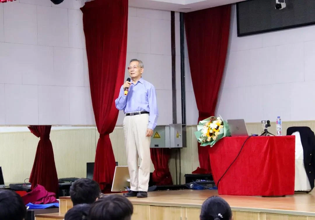 北外同文素材 外交讲座∣杨洪林大使莅临我校带来《忠诚,使命,奉献》主题讲座,与我校学生共话惊心