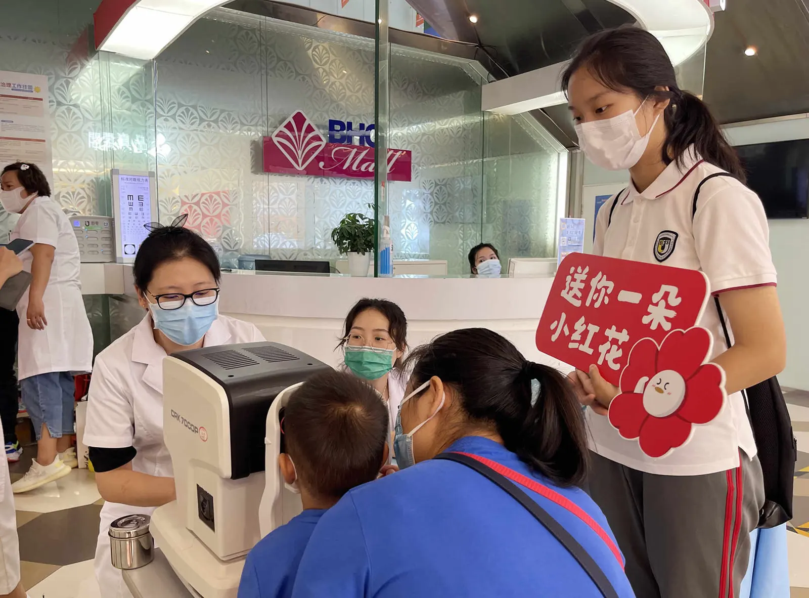 北外同文素材 #帮TA实现一个E的愿望# 中华慈善日,北外附校双语学校学子为爱而来